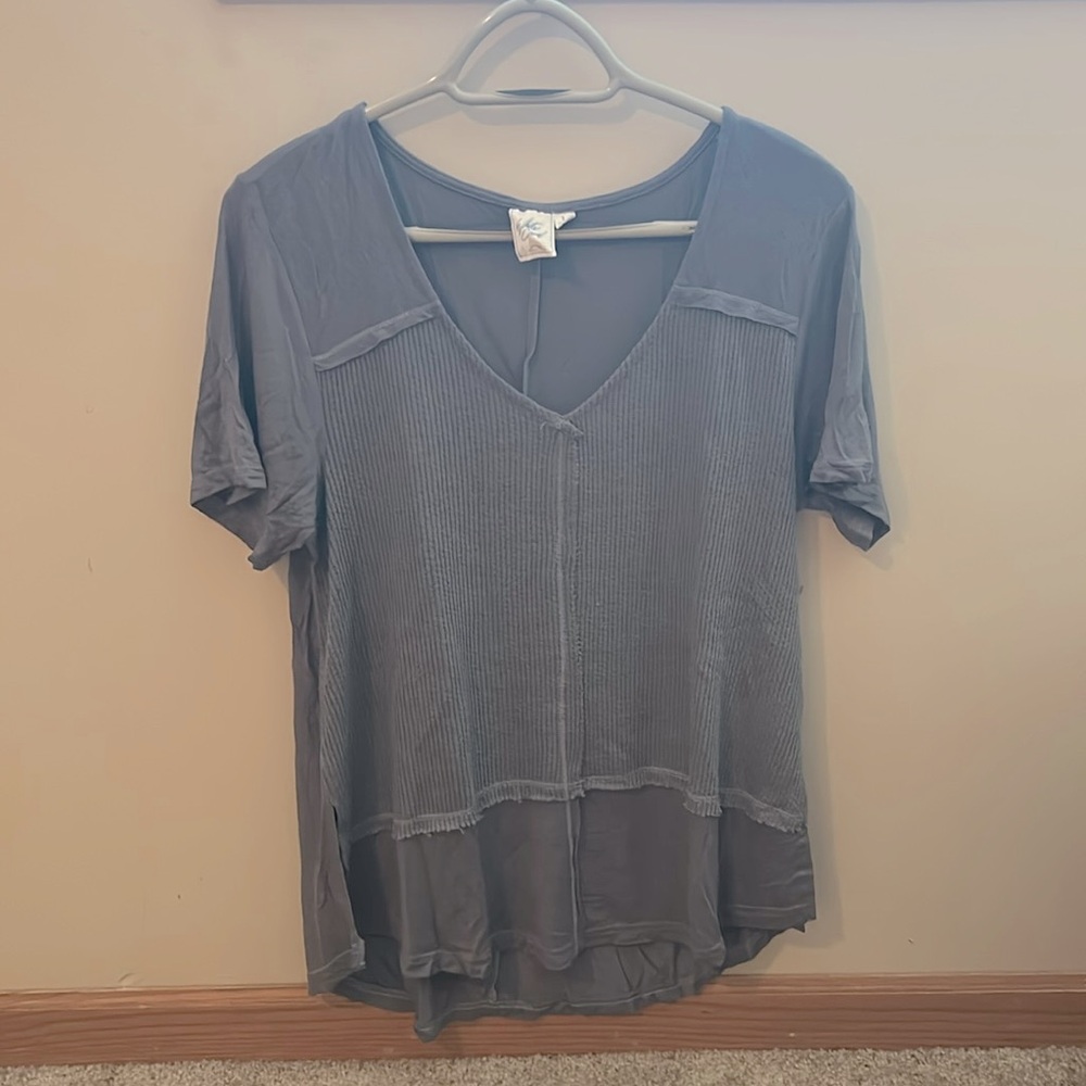 White Crow V-nexk gray t-shirt. Size large